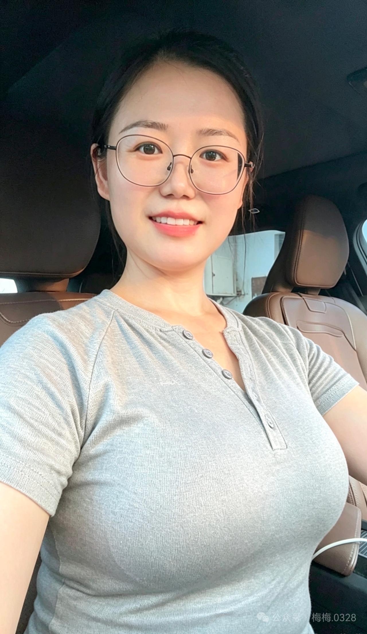 这位小姐姐在车里自拍呢！