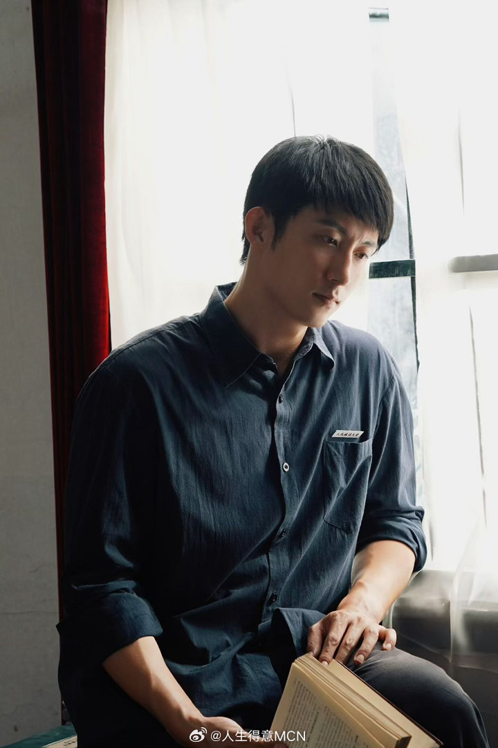 黄景瑜被惹到了就毛茸茸地走开 谁说硬汉不能当乖宝宝？顺毛小陈温顺得像春日溪水🌊