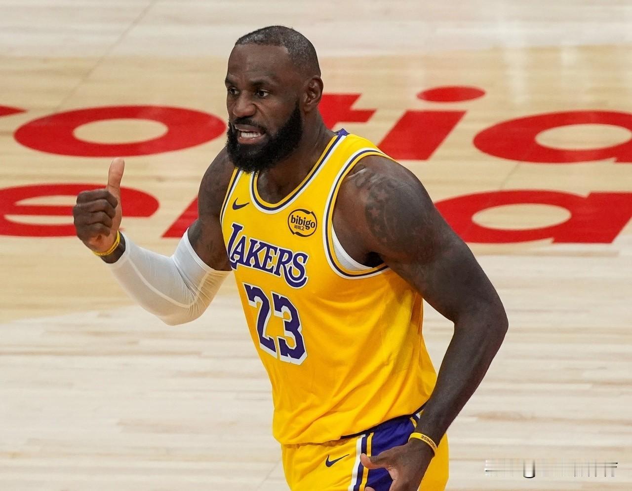 本以为詹姆斯是收着打，没想到是真的老了！
本赛季詹姆斯复出的5场比赛里，场均15