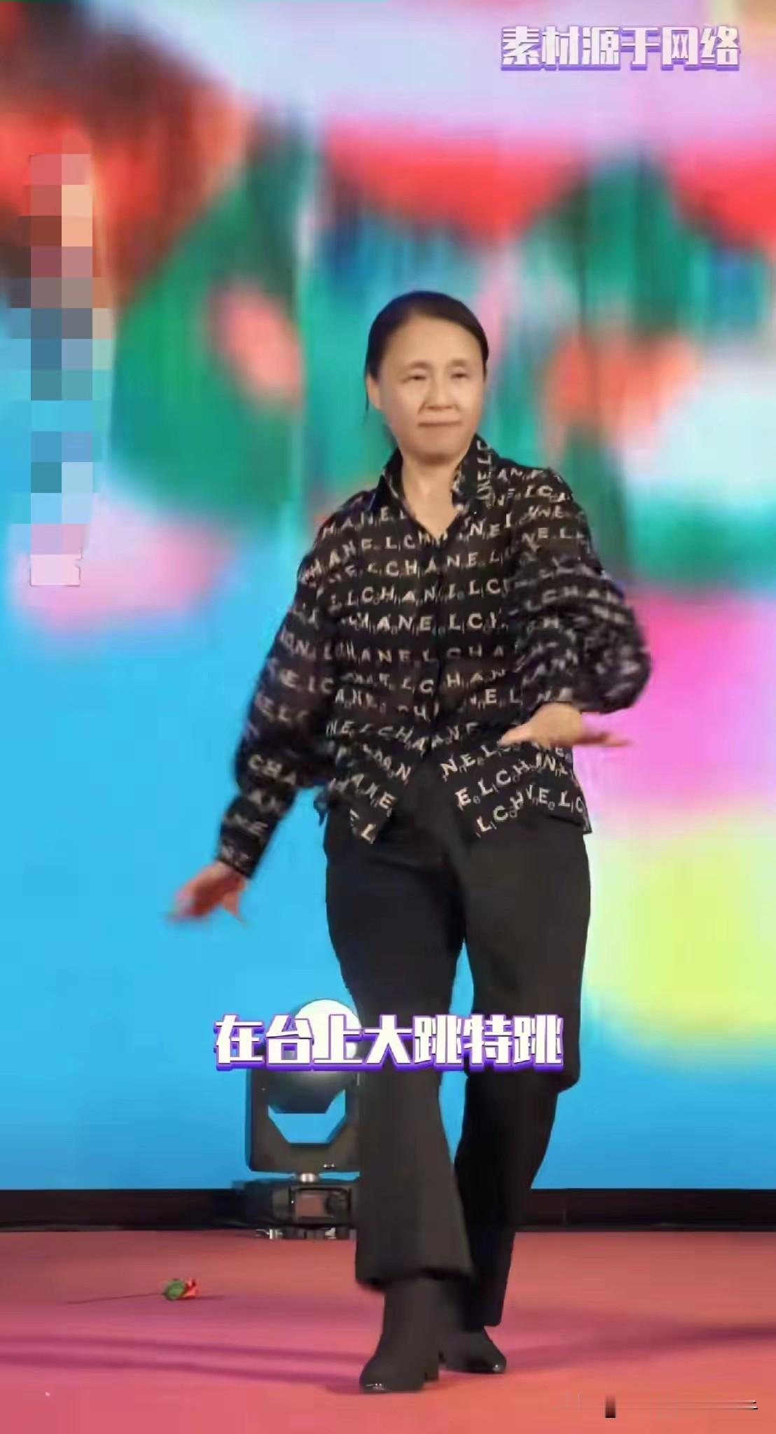 看得出来这个字母衬衣是几万块钱的香奈儿吗？
恕我眼拙，穿在身价十亿的富婆身上，丝