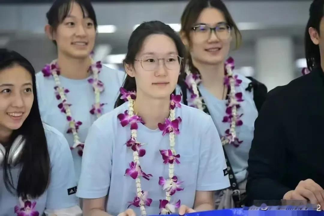 中国女排已经抵达泰国，准备迎接总决赛，大名单具体如下:
张常宁、王艺竹、王云蕗、