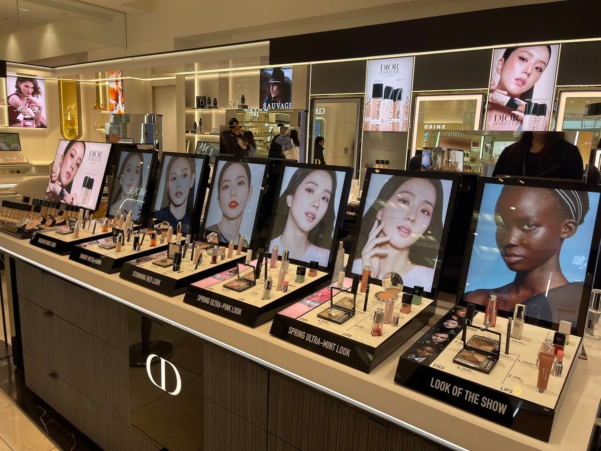 请问图中有几个JISOO😵💫金智秀