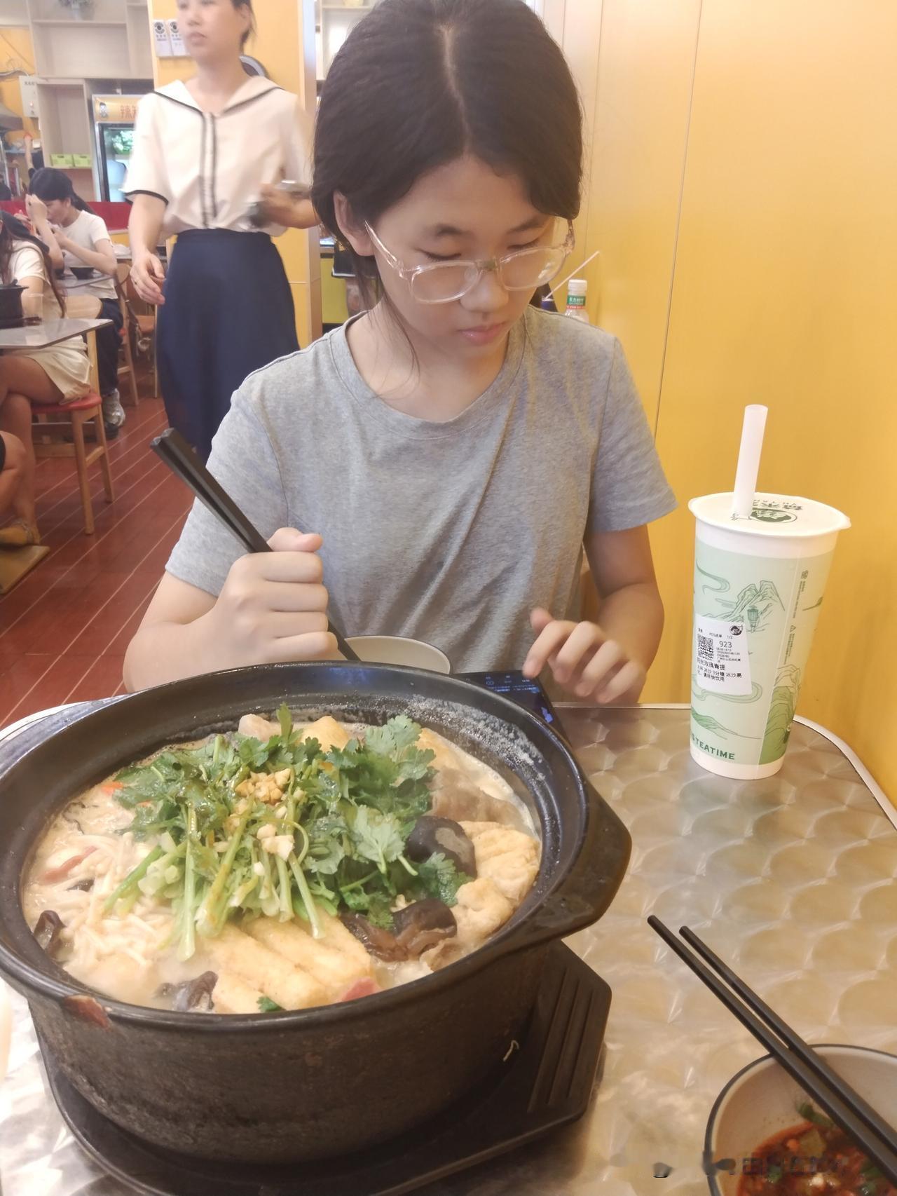 想问下各位家长，你们家孩子吃饭会不会边看手机？不少孩子一上桌，手机就不离手，眼睛