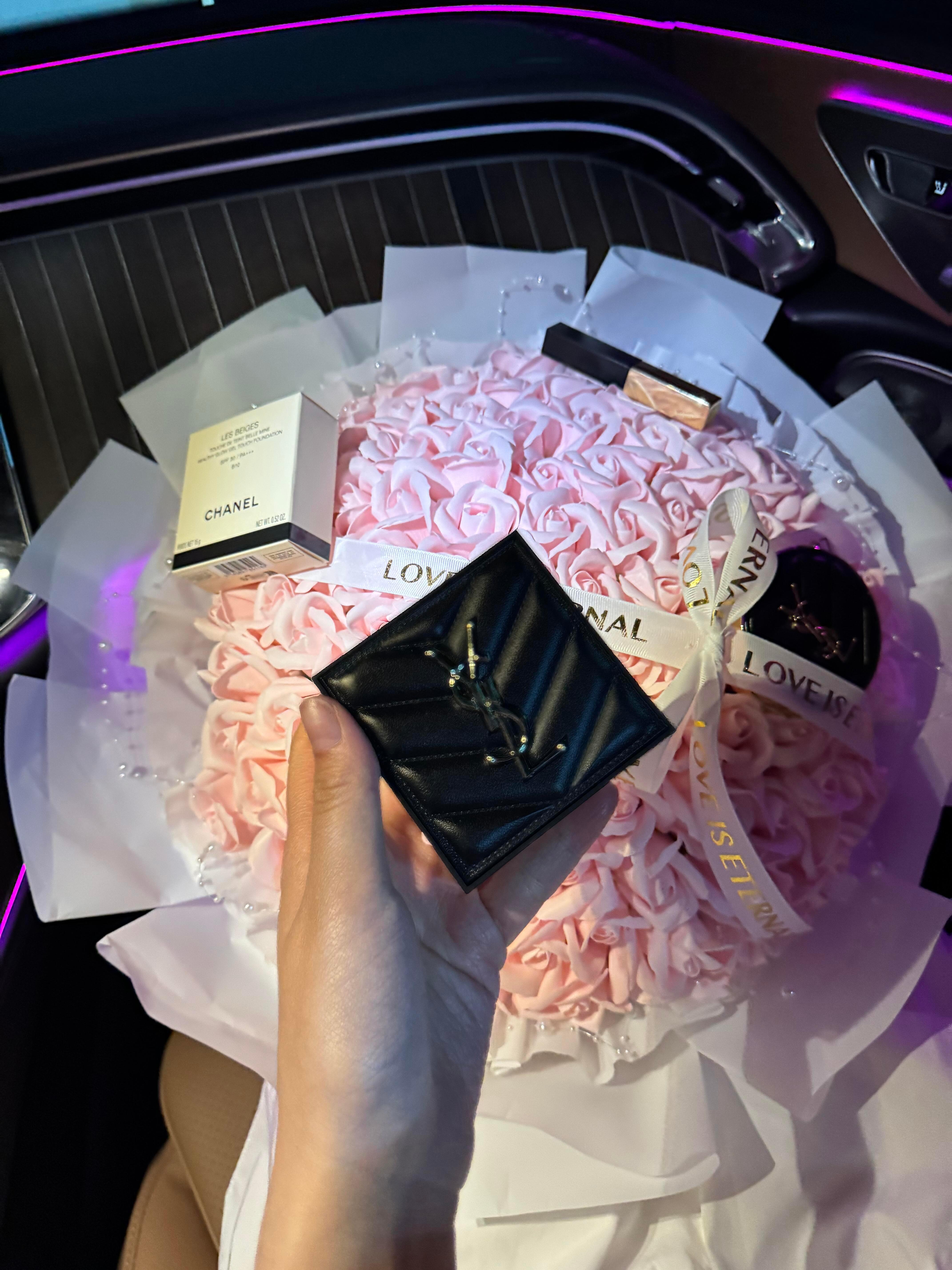 万种调料不如盐,万般关系不如钱,食有盐身有钱,好比拍照开美颜。 