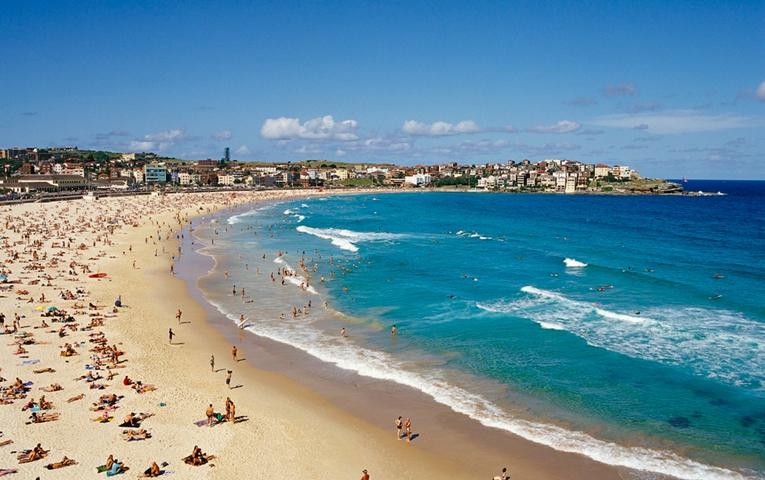 突发重大新闻！今天（14日）下午，澳洲风景秀丽的班迪海滩，突然爆发枪击事件，已造