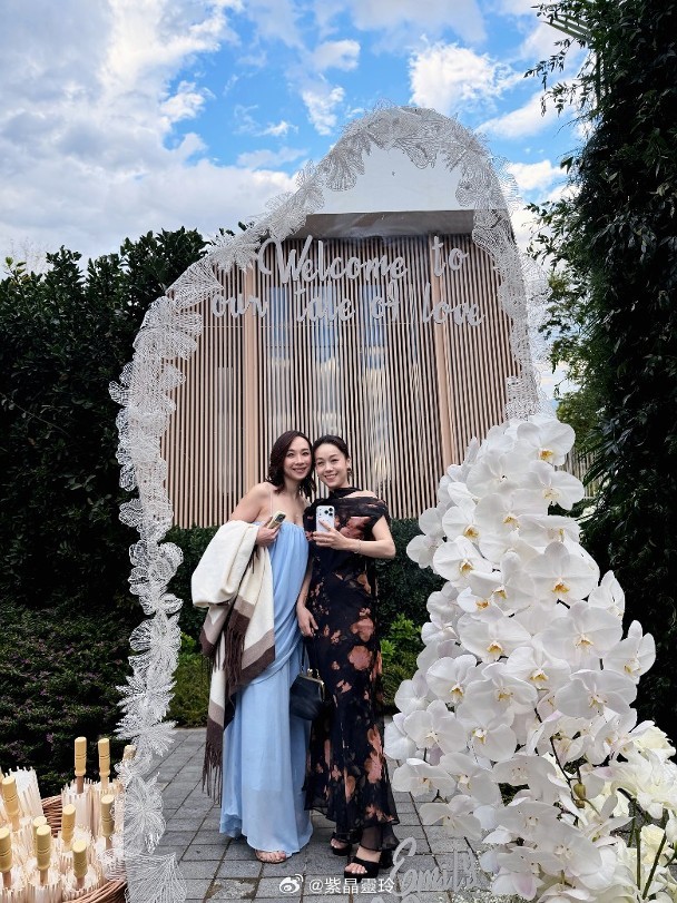 【On.cc】黃心穎雲南出席好友婚禮　摸杯底偷睇F1賽車藝人黃心穎近日在社交網分