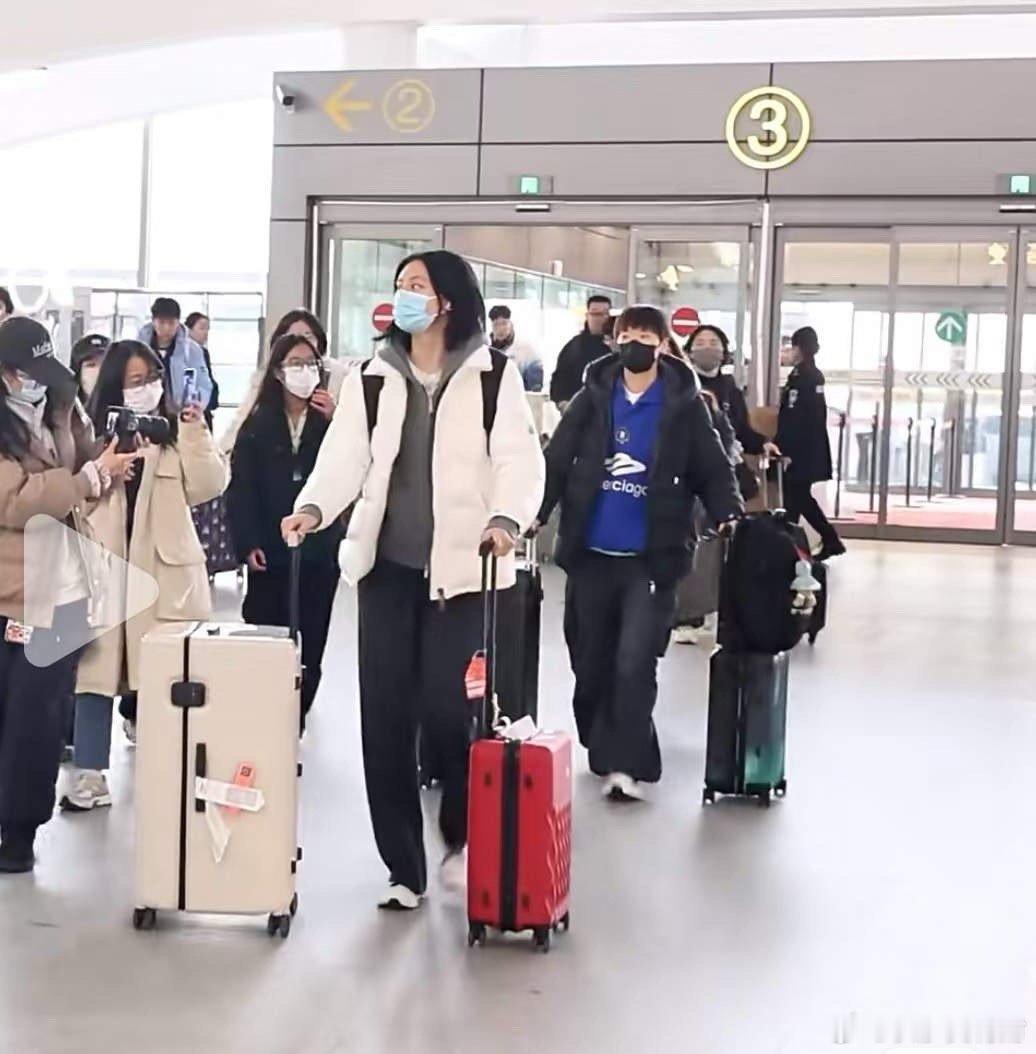 马琳 李大成 领队出征多哈冠军赛—-王曼昱 林诗栋 等国乒队员各个精神抖擞1月4