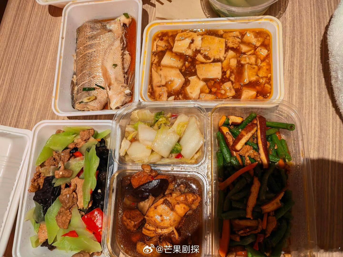 小城良方剧组盒饭小城良方剧组伙食 香香香，不敢想叫我吃一口我会露出多灿烂的笑容 