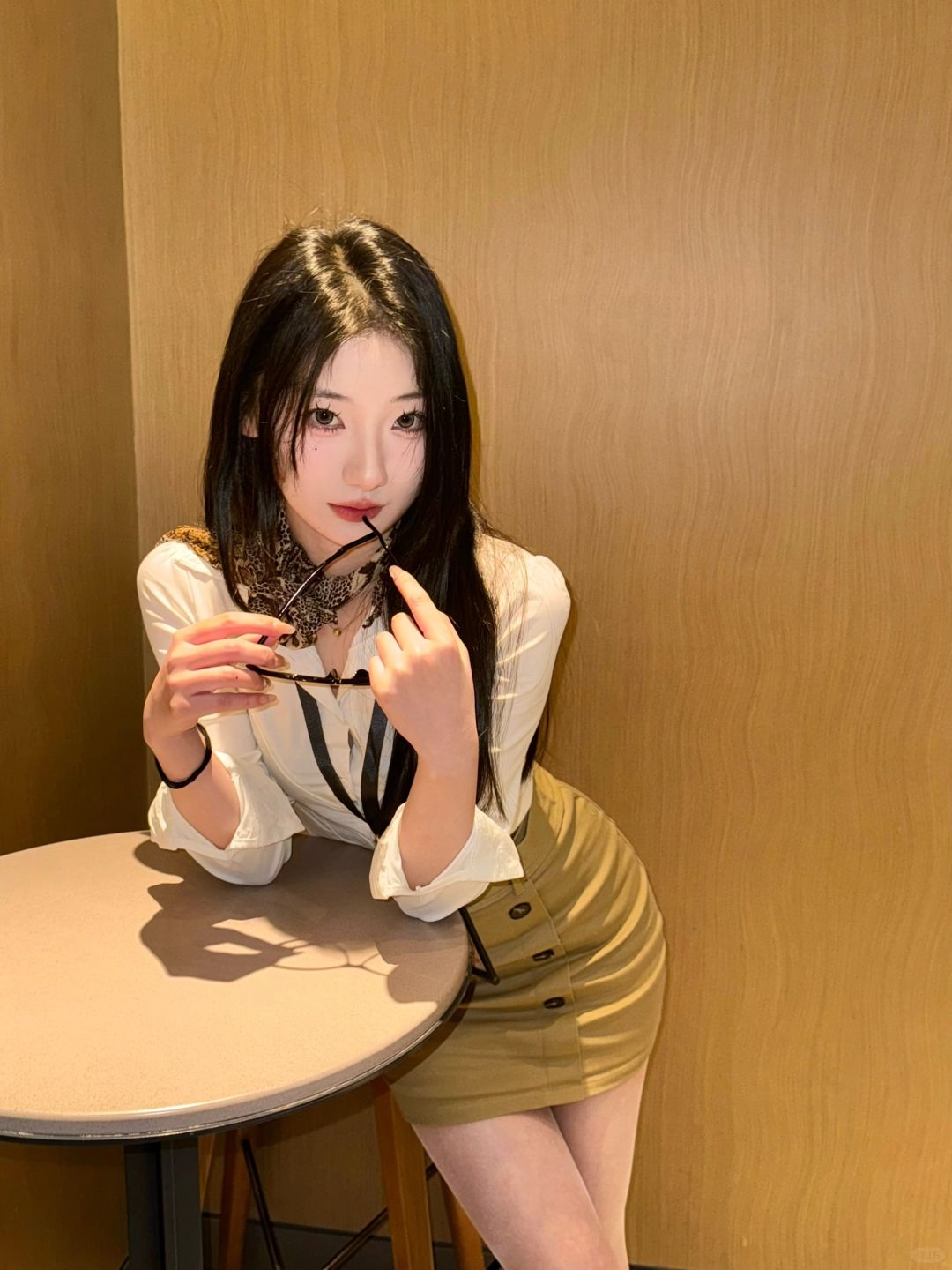 都快去试试！衬衫包臀裙+丝巾!!!