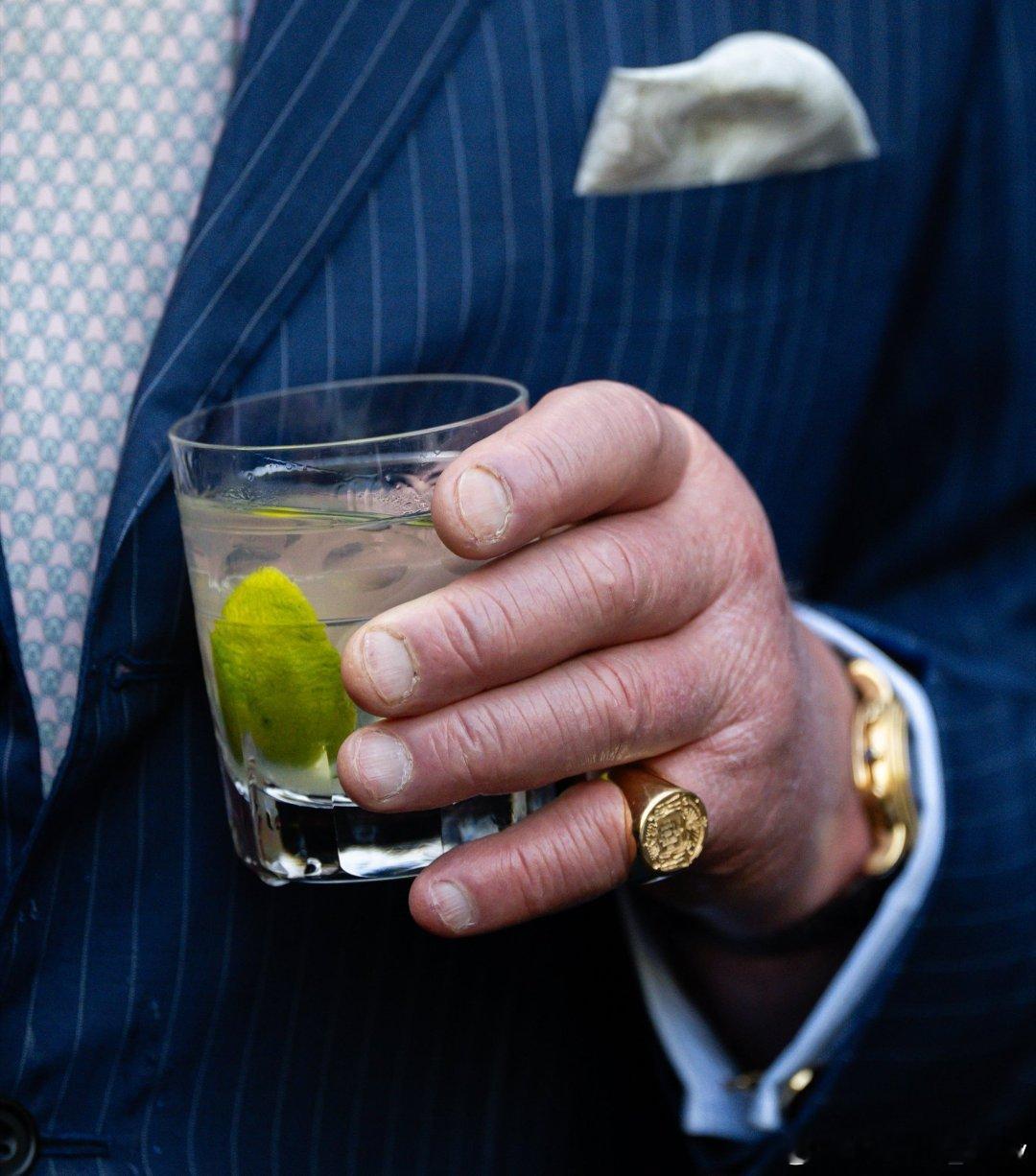 每日星报：英国国王“香肠手指”引发健康担忧。这张照片拍摄于英王访美首日的“花园派