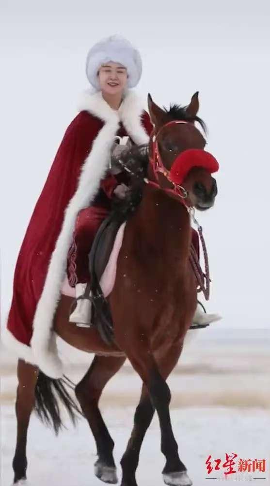 山坡羊·学贺娇龙
天山魂绕，
伊犁情抱。
娇龙事迹千秋耀。
守基层，任风饕。
扶