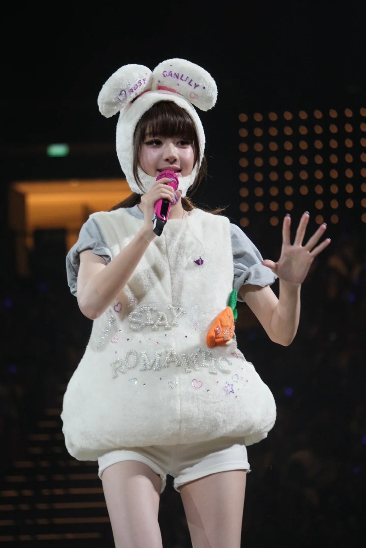 赵露思要被小兔叽萌翻了🐰 