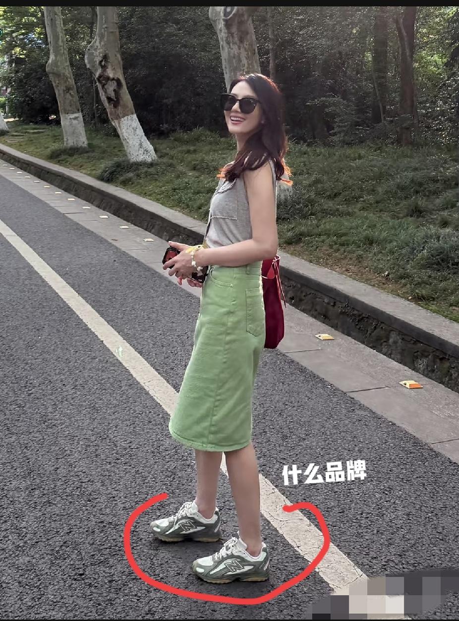 我滴个天呐！女神高圆圆脚上这双运动鞋真是亮瞎了我的眼！一眼就爱上了！可愣是没看懂