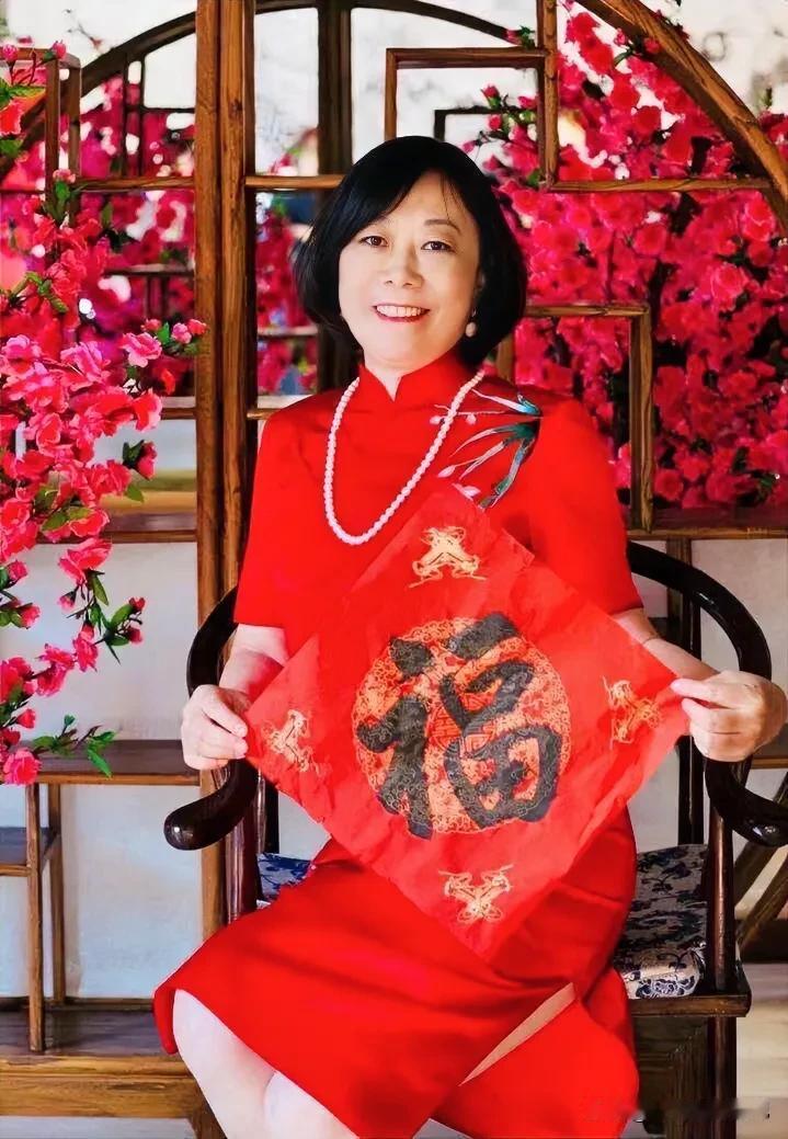 红红火火过大年！祝我亲爱的朋友们，巳巳如意，阖家幸福，平安喜乐！祝愿我们的祖国繁