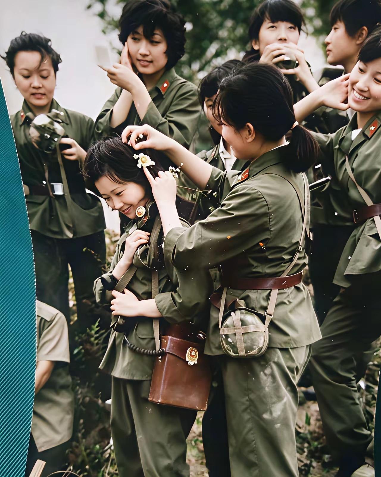 上世纪80年代，老山战地上的美丽女兵留影在没有战斗的空隙，女班长摘了朵黄花插在战