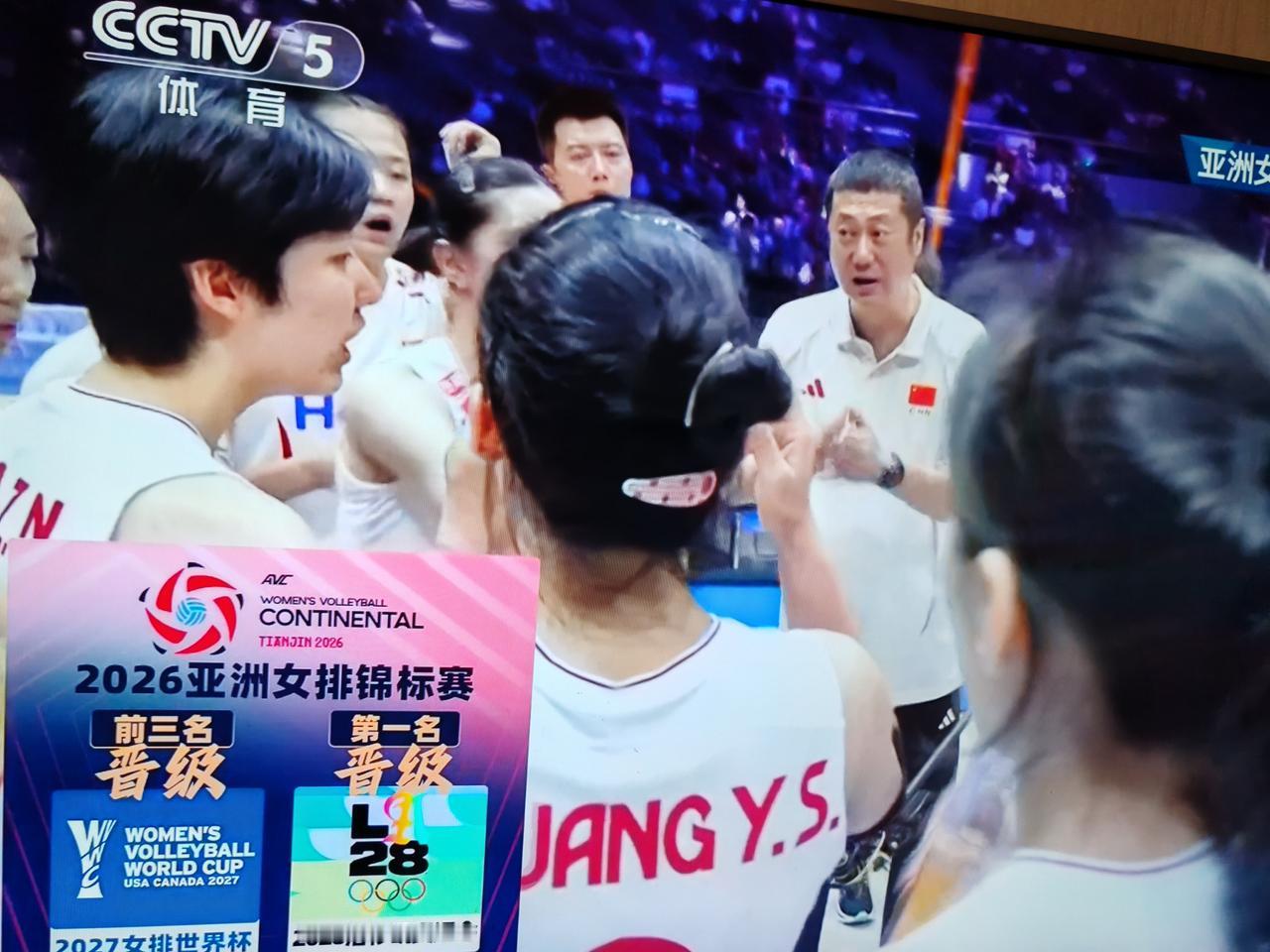 女排亚锦赛决赛，中国女排对阵泰国女排，前三局中国女排20：25，25：11，25