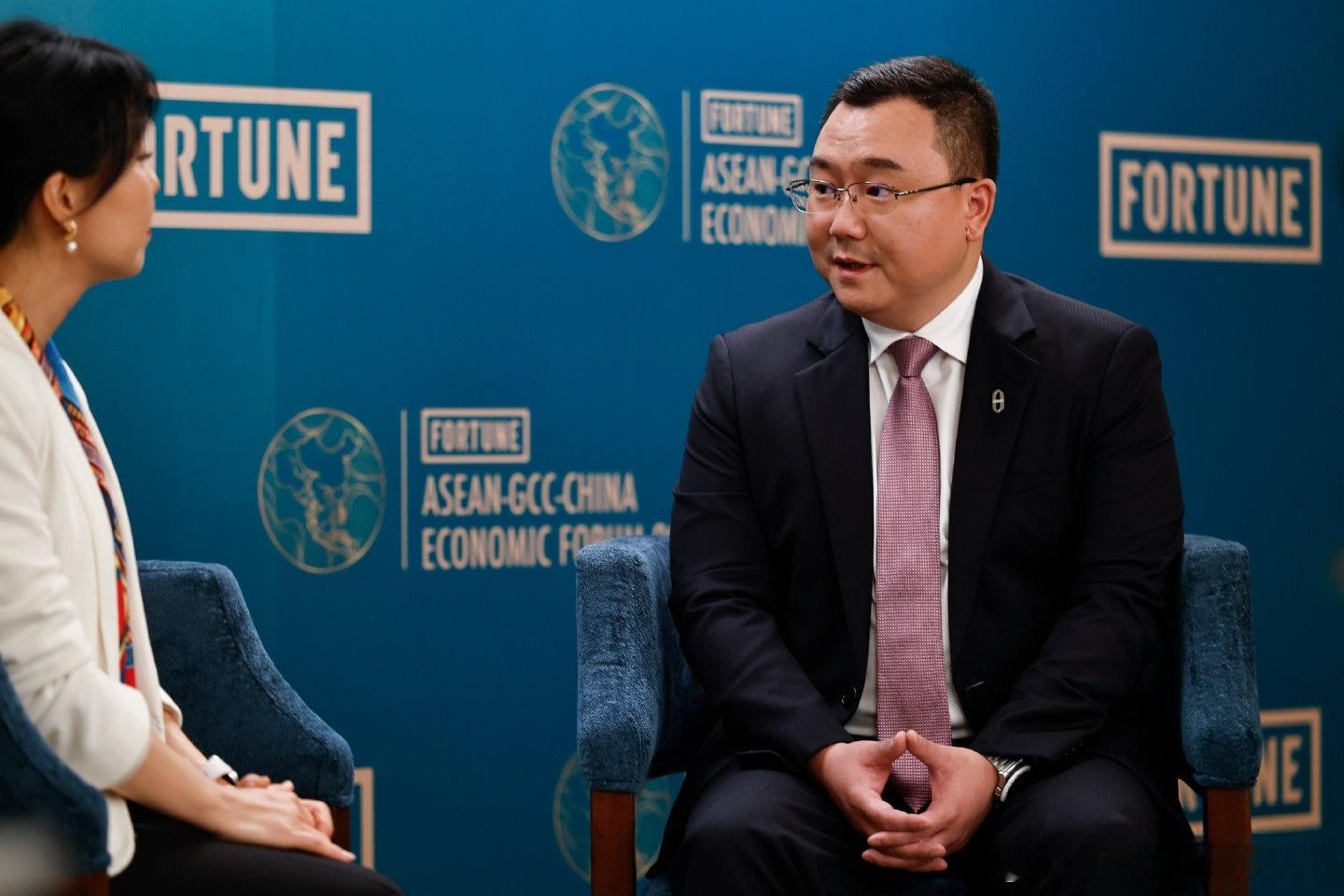 赛力斯集团总裁张正萍 接受了《财富》专访。提到了问界智慧重塑豪华的理念。不断扩大