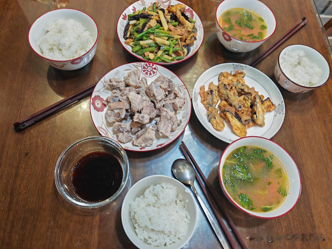 [微风]炖肋排（蘸料汁吃）
[微风]烧地三鲜（茄子豆角土豆）
主食白米饭/青菜西