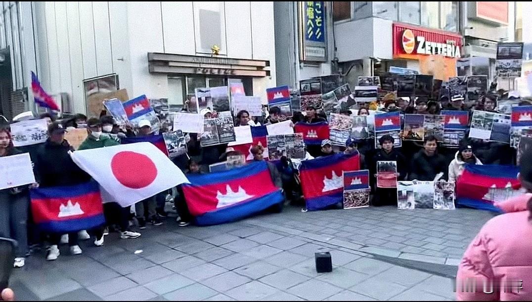日本街头人们拿着日本国旗和柬埔寨国旗，这足以证明日本在泰国和柬埔寨的战争中站在柬