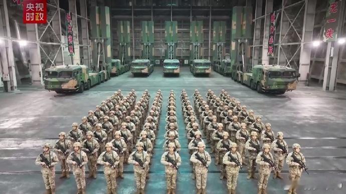 火箭军东风100 集体亮相