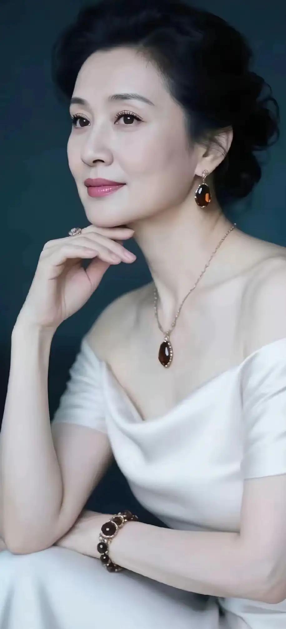 上联：风骨凛然似青松
下联：品格高洁若幽兰