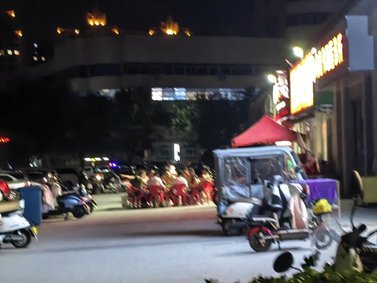 每到夏日，临街的大排档着实让人煎熬。有两家餐饮店长期占道摆桌，把人行道挤得满满当