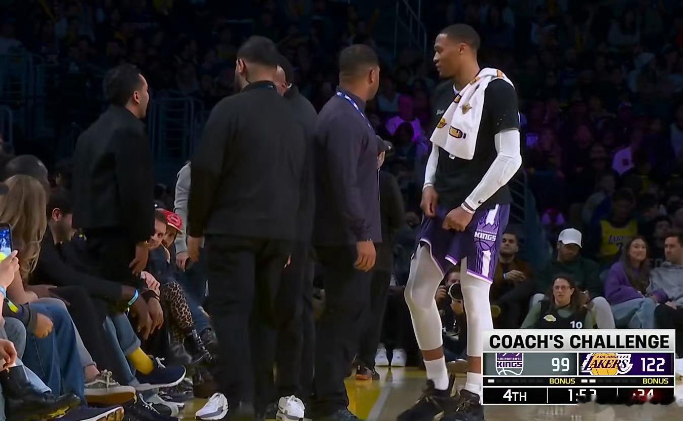 场边詹姆斯球迷侮辱威少被驱逐出场湖人vs国王