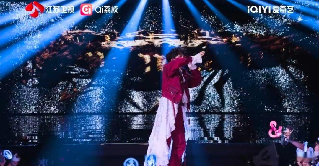 《爱丽丝卿》舞台惊艳亮相，爵士混搭雷鬼碰撞独特韵律，歌剧质感添神秘氛围，多重唱法