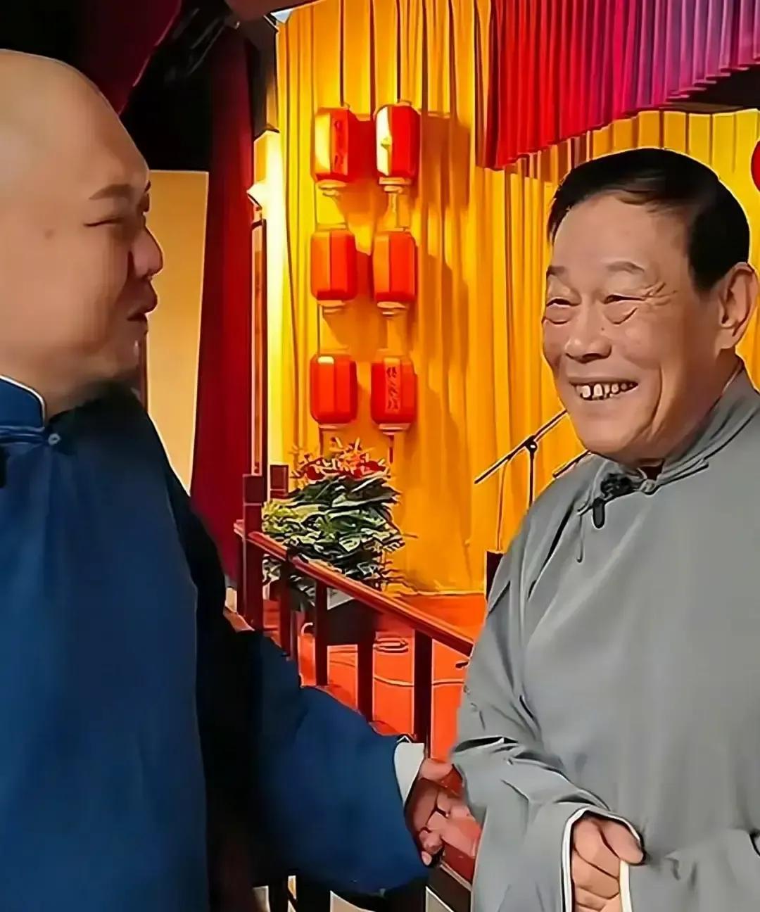 郭德纲把奥运体操冠军杨威请进纲丝节，票友圈瞬间炸锅。
老郭亲自点名，节目单还没官