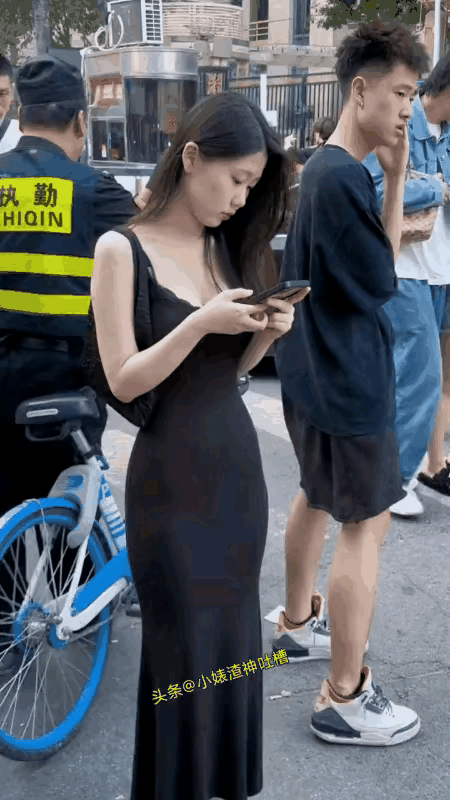 说实话，拍黑衣女孩是偷偷拍，最后还是被发现了，女孩并没有见怪，那意思是想拍就好拍