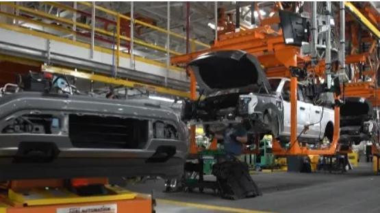 全球职场圈炸锅了！雷诺、福特、Meta、星巴克这些响当当的巨头，扎堆宣布裁员，少