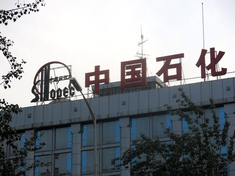 中东动荡对全球政治格局影响深远。从能源角度看，中东是全球重要石油产区，动荡会使油