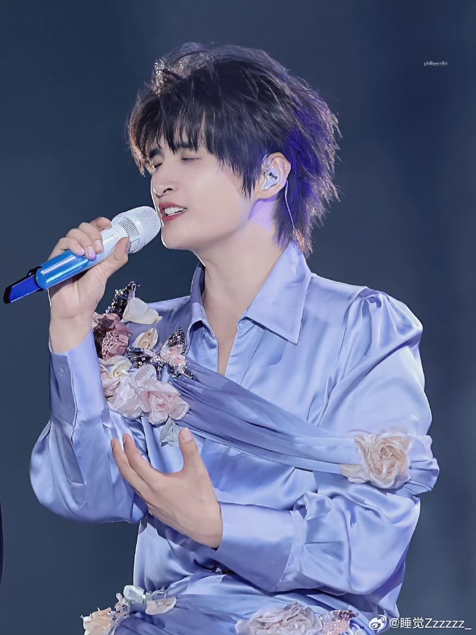 张远回应自己手小抓财粉丝随口一提手小，张远立刻急着自证，还笑着说手小抓财，呆萌又