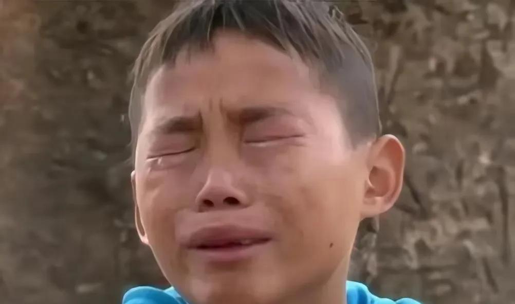 令人泪目！云南，13岁的农村男孩盘江龙成为“小爸爸”，艰难地养活5个孩子，从来不