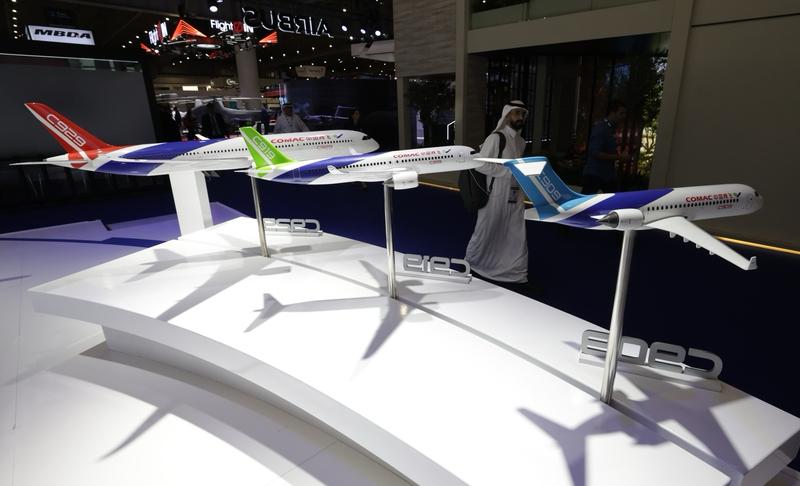 2025年11月，迪拜阿勒马克图姆国际机场的跑道震颤着金属与复合材料的轰鸣，这声