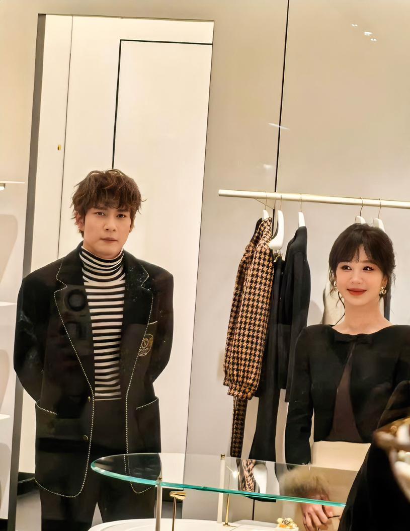 韩东君这气质变化太大了
个人猜测他是不是想借杨紫的旺男主体质再次翻红，所以开始换