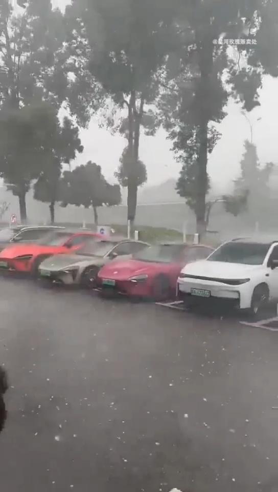 成都冰雹我去，这个季节下冰雹？干无痕修复生意的店，估计过两天要排长队了。[笑cr
