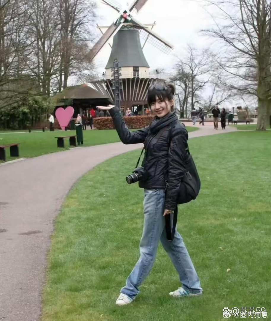 这居然是江疏影留学时期的旧照，青涩又亮眼，气质早就这么出众了 