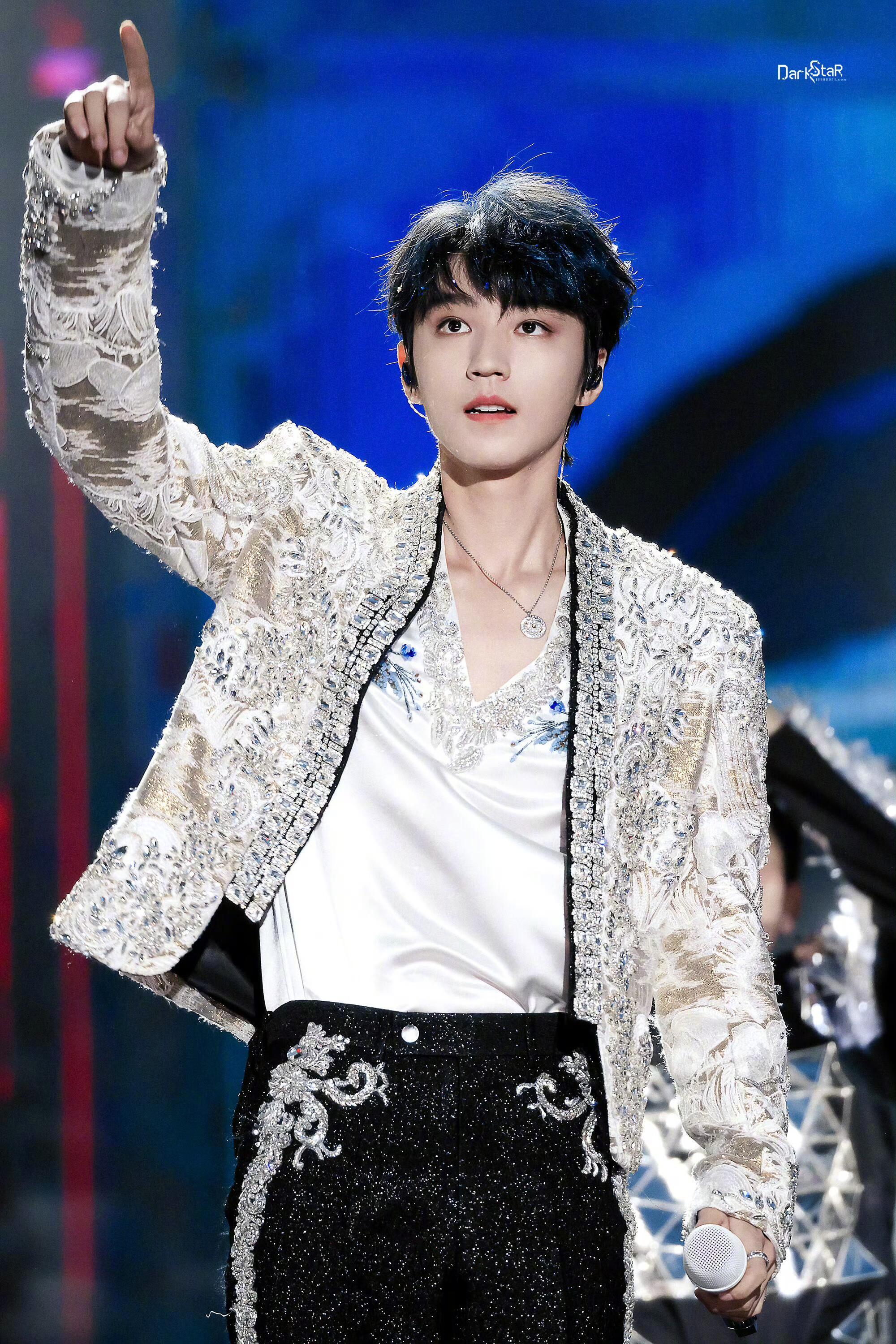 #早安咪语##王俊凯 演唱会#舞台上的王俊凯自带强大气场！唱跳稳、台风绝，高音爆