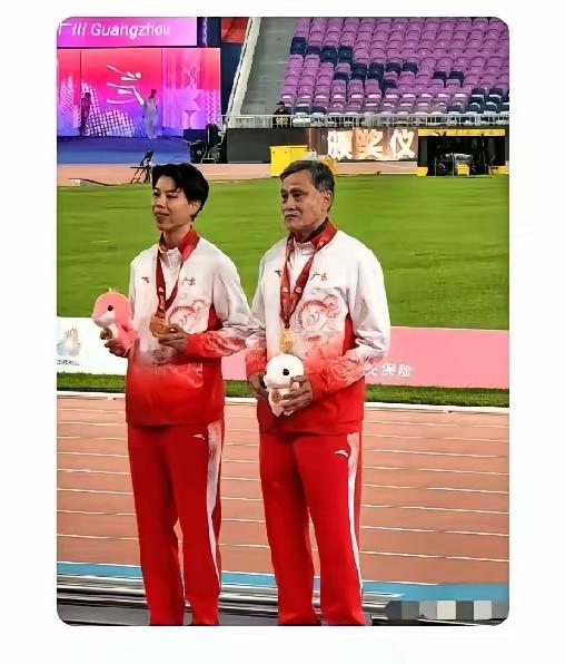 一句，她没有教练，
道尽了多少的心酸，令人泪目！
没有人知道广东队几乎是抱着凑数