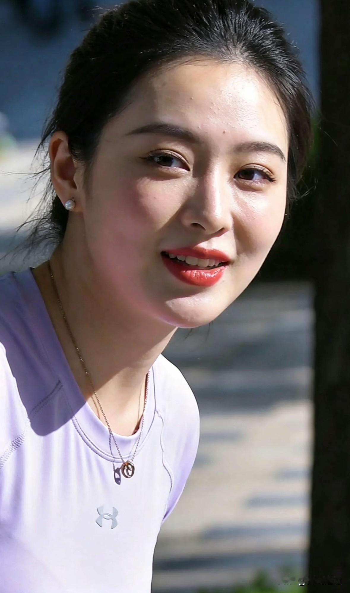 天气晴朗的周末，游走在公园非常心舒畅！人来人往的公园里，各种美食和玩具小商贩到处