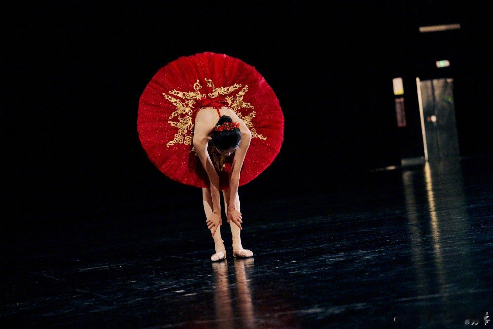 孙千红裙芭蕾 被春晚 孙千红裙芭蕾这段美了一大跳，好优越的身材好优美的姿态，惊艳