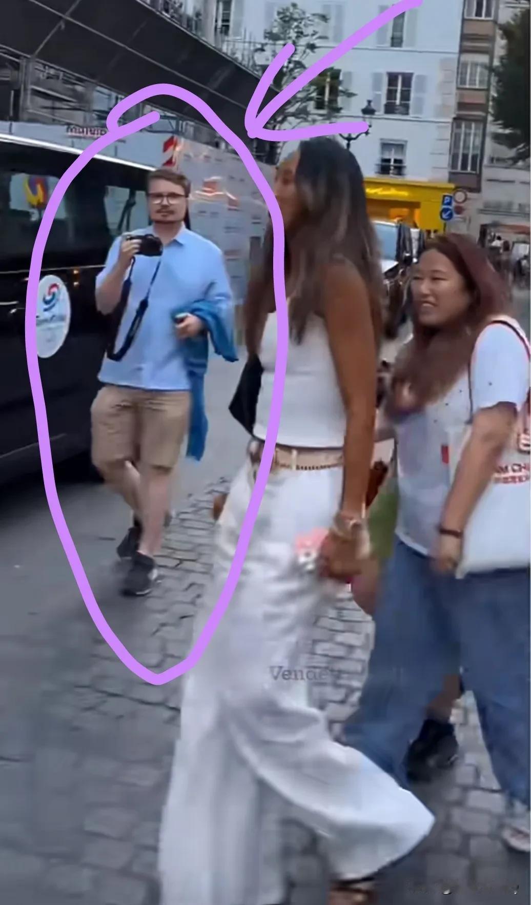 郑钦文的皮肤和相貌，在白男里面应该跟受欢迎！你看这位外国男粉丝，在女神面前，也是