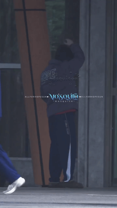 3.22日，看到了在整理头发，弯弯腰，准备点名的王楚钦。

国乒在成都集训，虽然