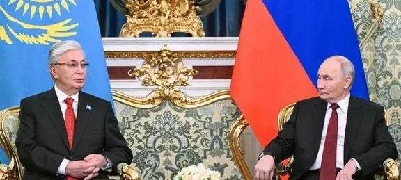 给面子！
 
外界都感慨俄罗斯声势下滑，胜利日阅兵少有外宾到场，场面略显冷清尴尬