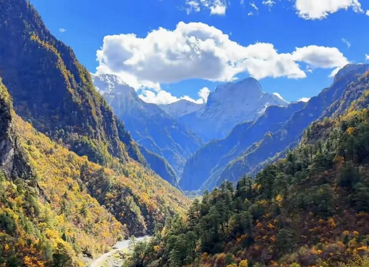 #顶级秋色# 川西赏秋，秋色横空，视觉盛宴。