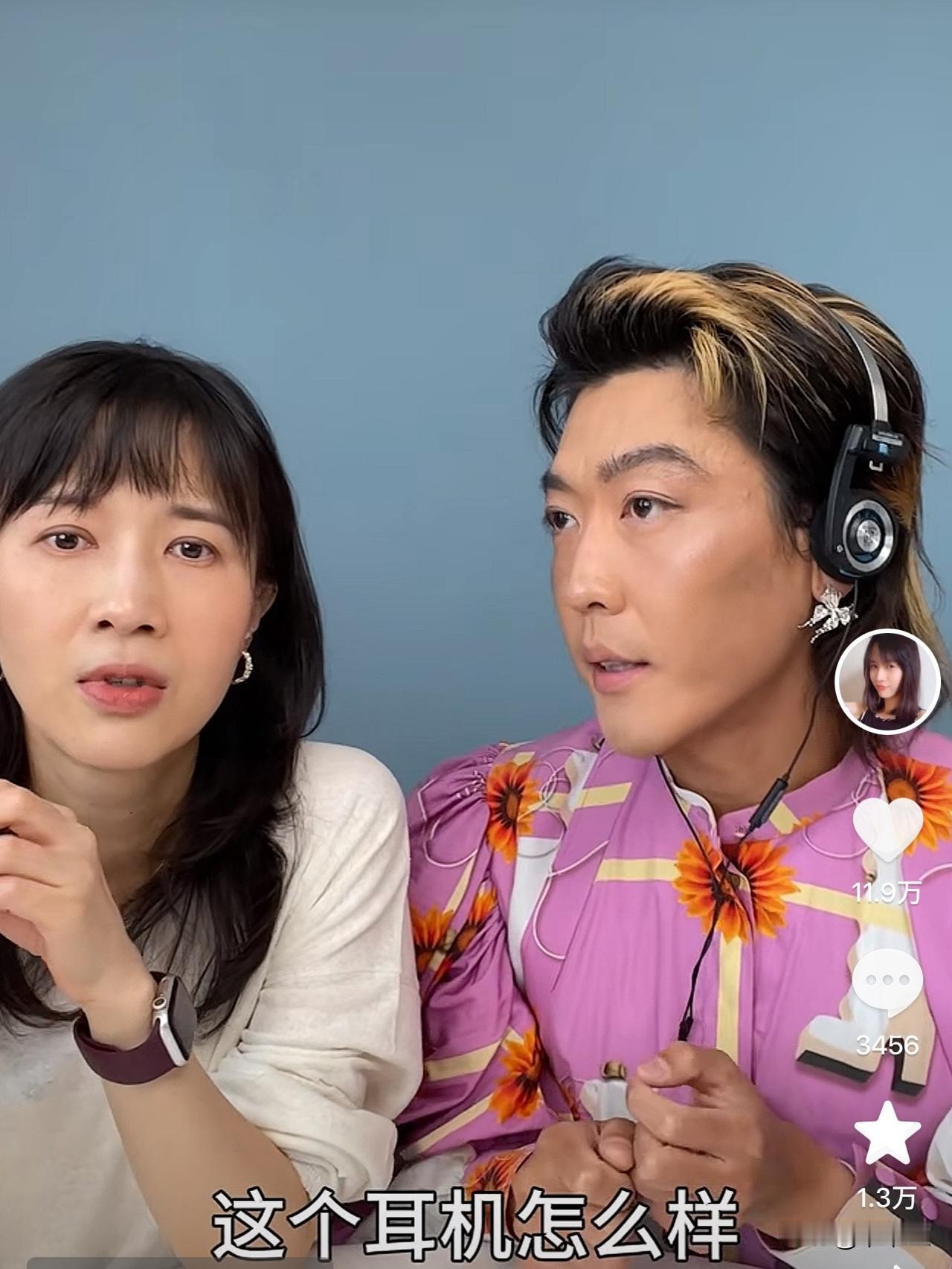 姜思达拿出一副很古早的有线耳机，说：“我发现我们那么多年都被蓝牙耳机骗了。”
