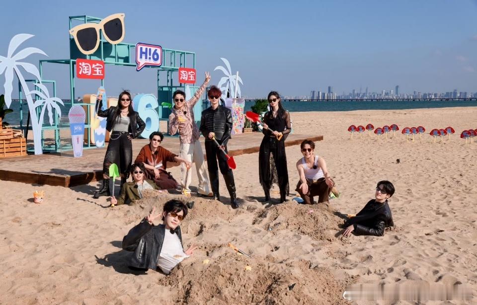 你好星期六全员团建马上见你好星期六白天在沙滩撒野，晚上在草地许愿，是被快乐包围的