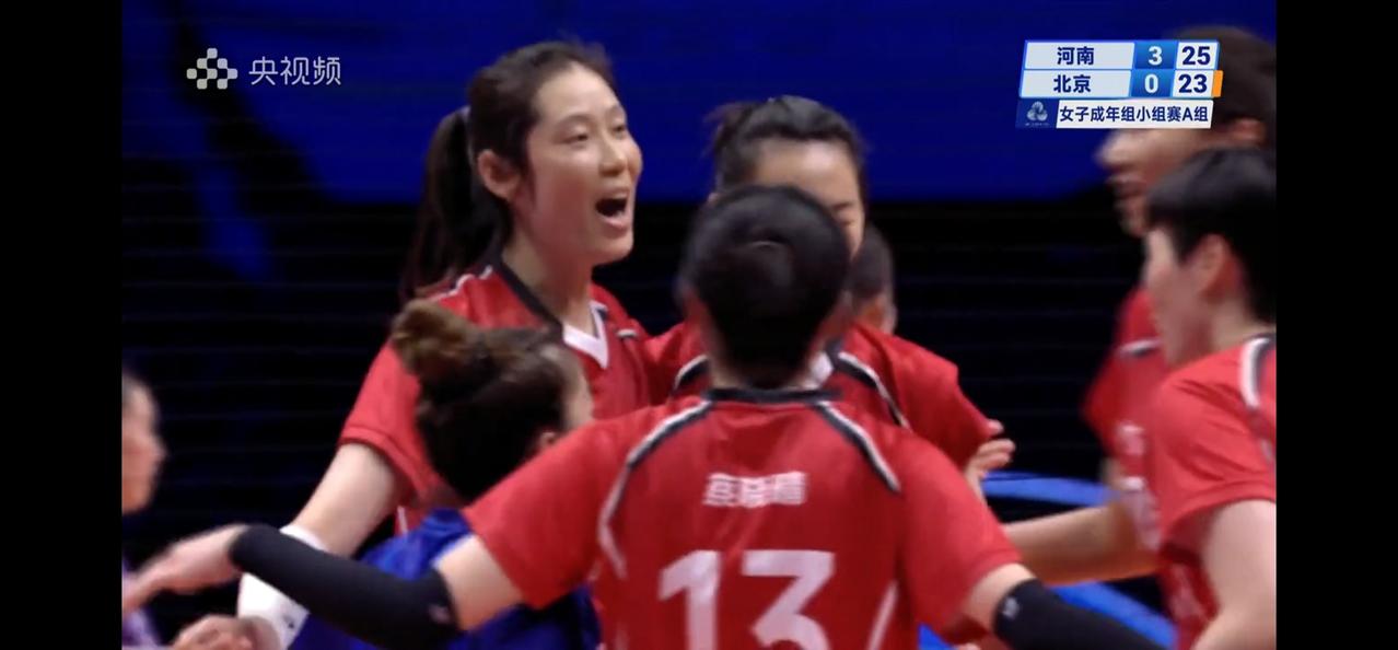 在今天中午进行的全运会女排成年组A组引人注目的一场比赛中，朱婷领衔的河南女排以3