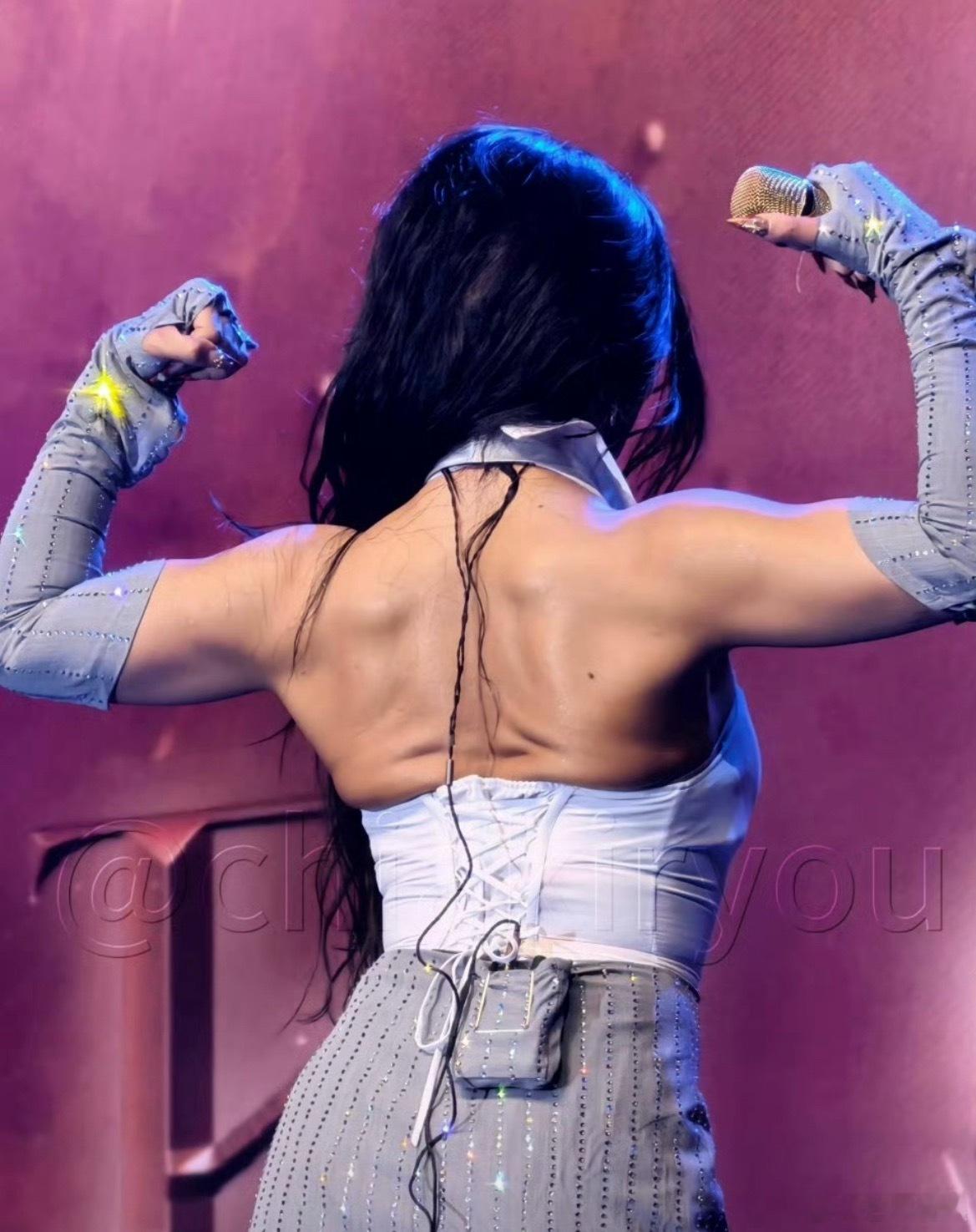 江映蓉这背肌我能看一百遍姐的背肌一如既往牛这不是背肌，是俺的猫抓板